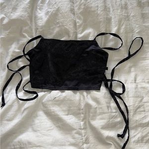 PRETTY LITTLE THING crop top